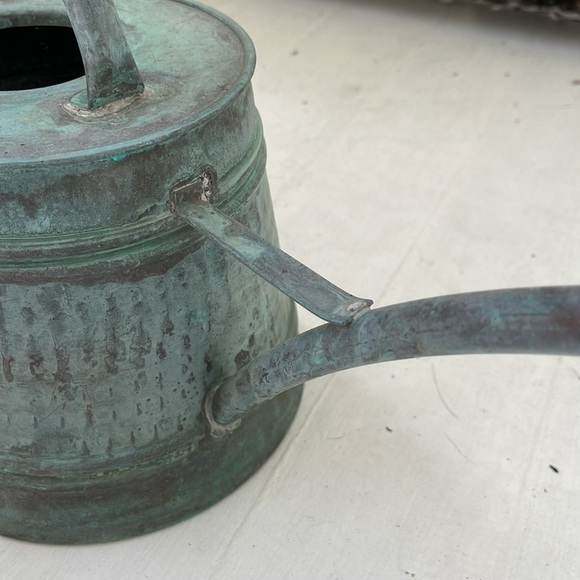 Farmhouse solid copper watering can, verdigris patina and hammered details - Picture 5 of 8